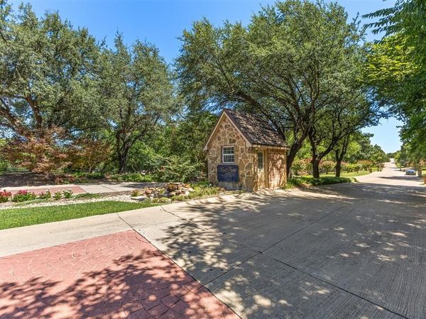1190 Whispering Oaks Drive, DeSoto, TX 75115