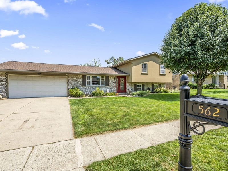 562 Hathaway Trail, Tipp City, OH 45371 Photo 2