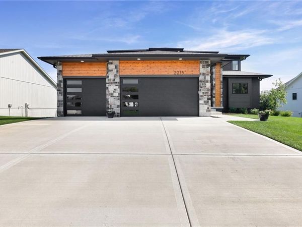 2215 SW Hook Farm Drive, Lee's Summit, MO 64082