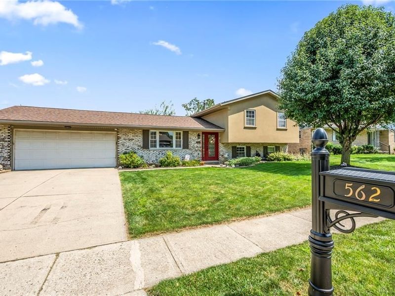 562 Hathaway Trail, Tipp City, OH 45371 Photo 2