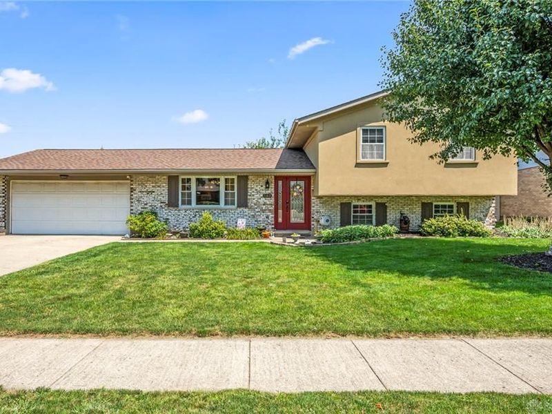 562 Hathaway Trail, Tipp City, OH 45371 Photo 3
