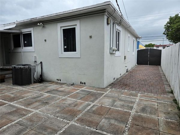 5810 SW 9th St , West Miami, FL 33144