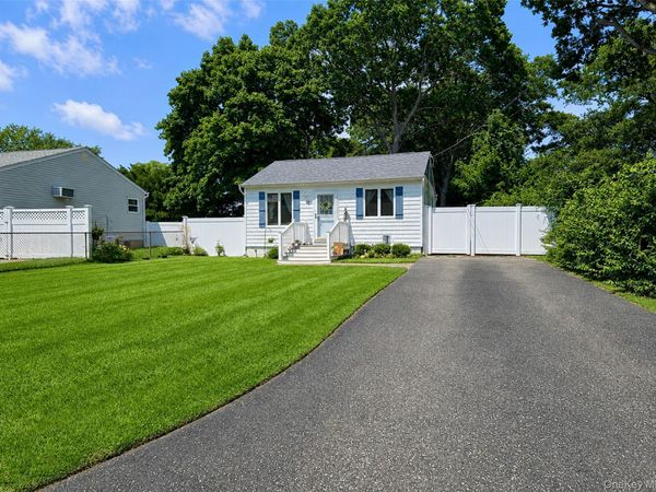 11 Cooke Avenue , Holtsville, NY 11742