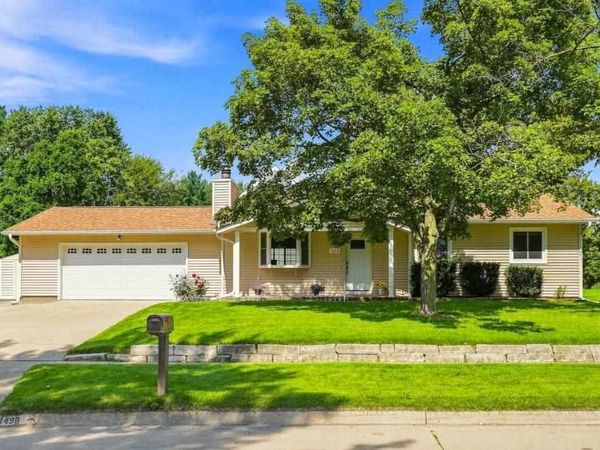1498 Valley View Dr, Coralville, IA 52242