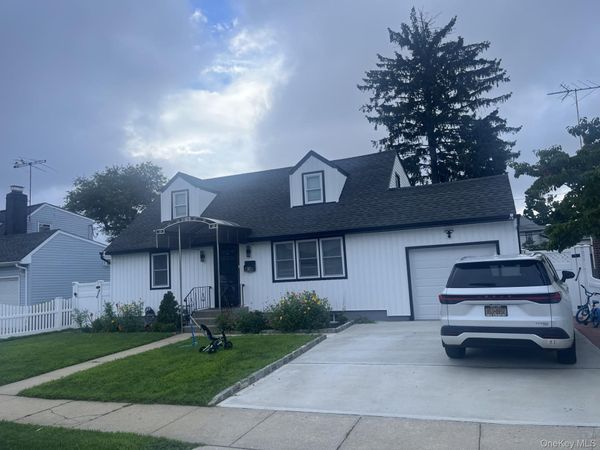 83 Woodbine Drive , Hicksville, NY 11801