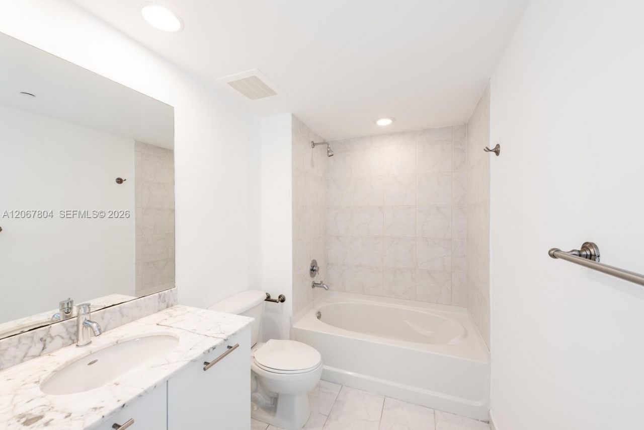 950 Brickell Bay Dr , Unit 2208, Miami, FL 33131 Photo