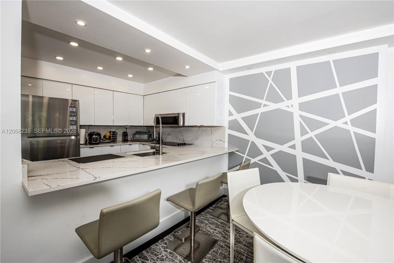 401 Ocean Dr, Unit 303, Miami Beach, FL 33139 Photo