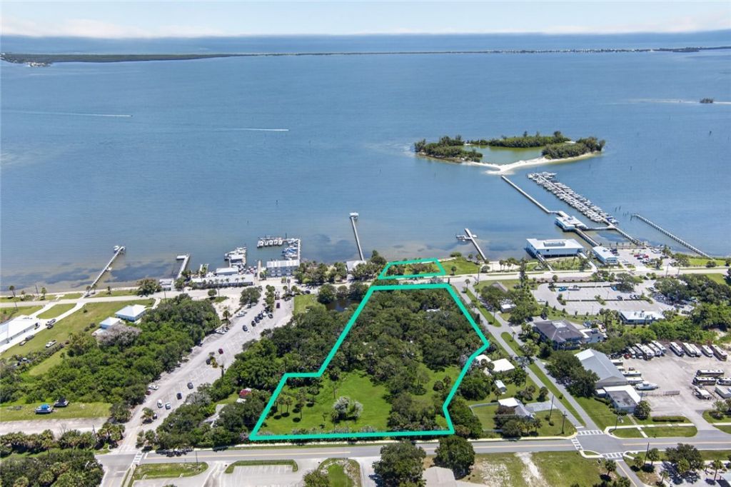 608 Davis Street, Sebastian, FL 32958 Photo