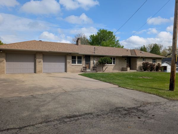 403 OAK Street , Utica, IL 61373