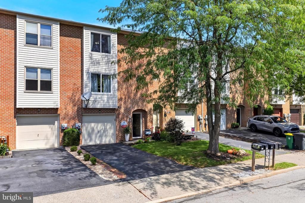 341 W 2ND STREET , ALBURTIS, PA 18011