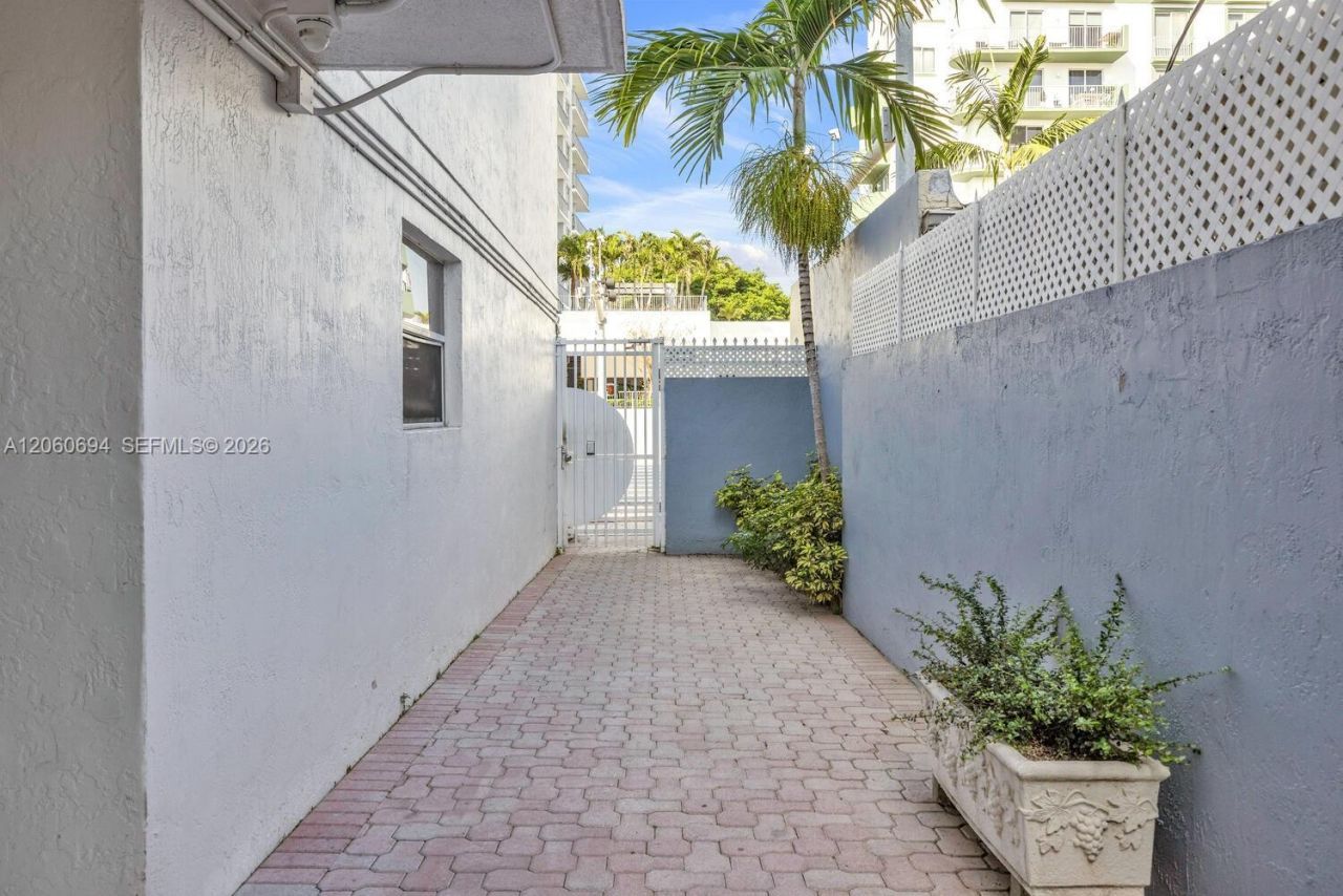 2575 SW 27th Ave , Unit 111, Miami, FL 33133 Photo