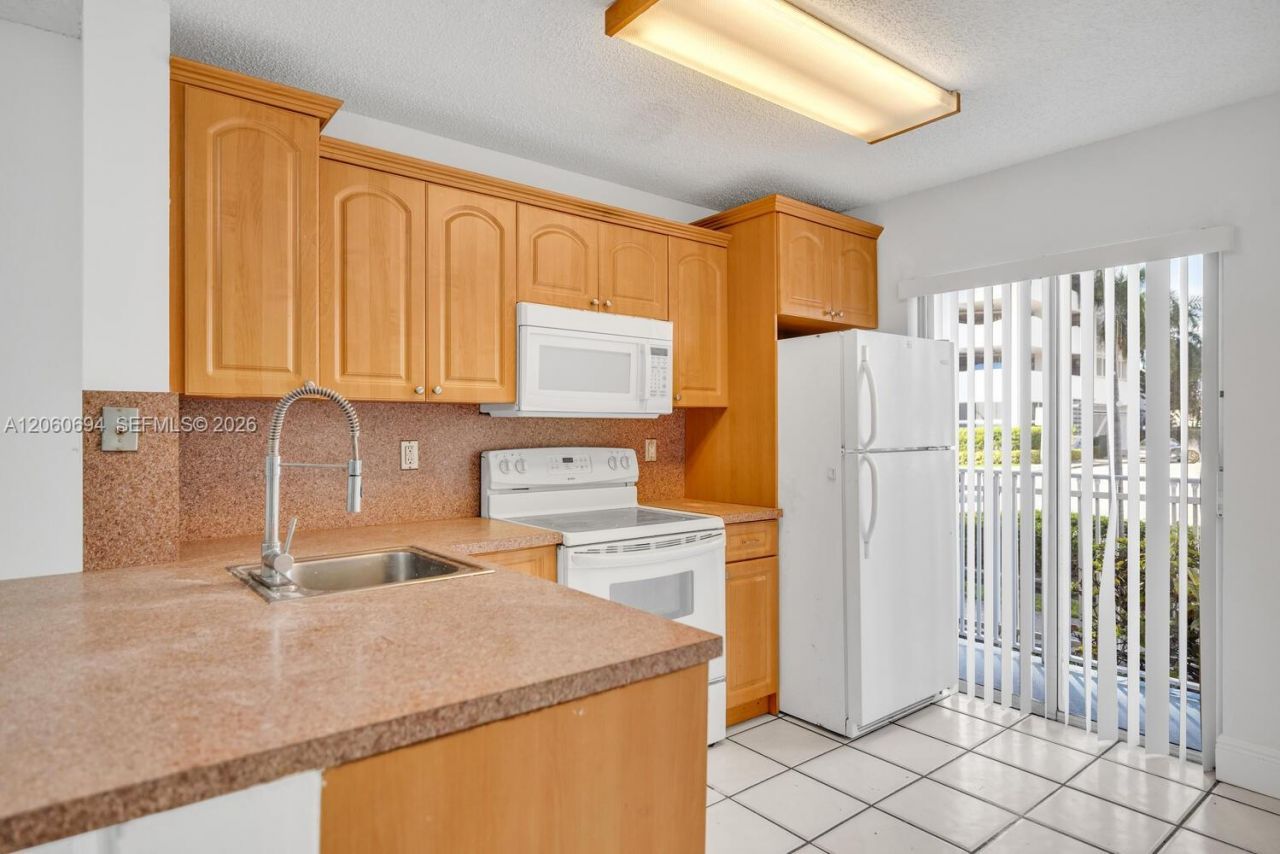 2575 SW 27th Ave , Unit 111, Miami, FL 33133 Photo