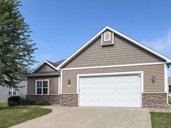 1636 OAK HOLLOW LANE, Neenah, WI 54956