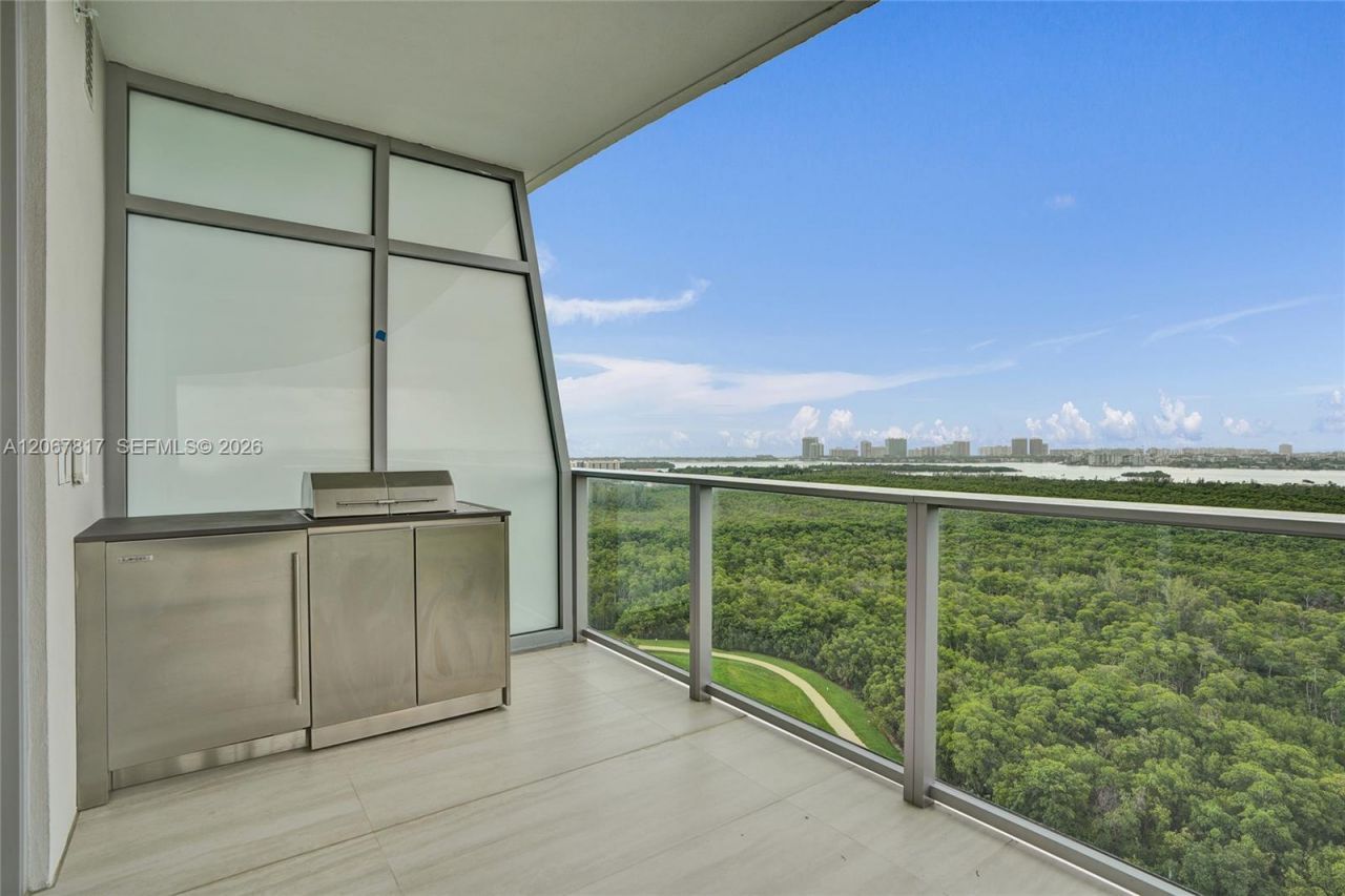 2411 Laguna Cir , Unit 1805, North Miami, FL 33181 Photo