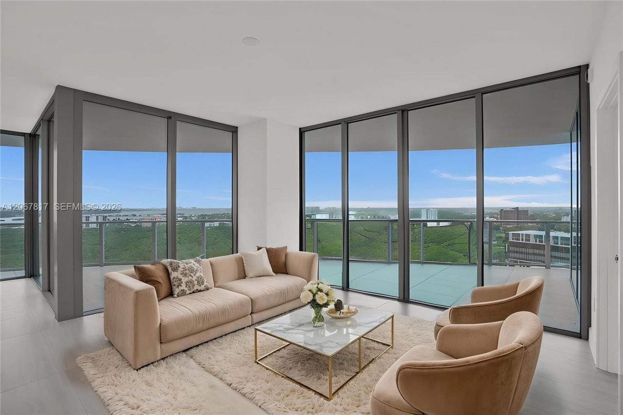 2411 Laguna Cir , Unit 1805, North Miami, FL 33181 Photo