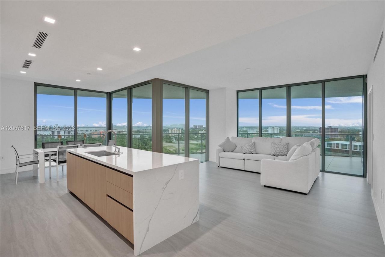 2411 Laguna Cir , Unit 1805, North Miami, FL 33181 Photo