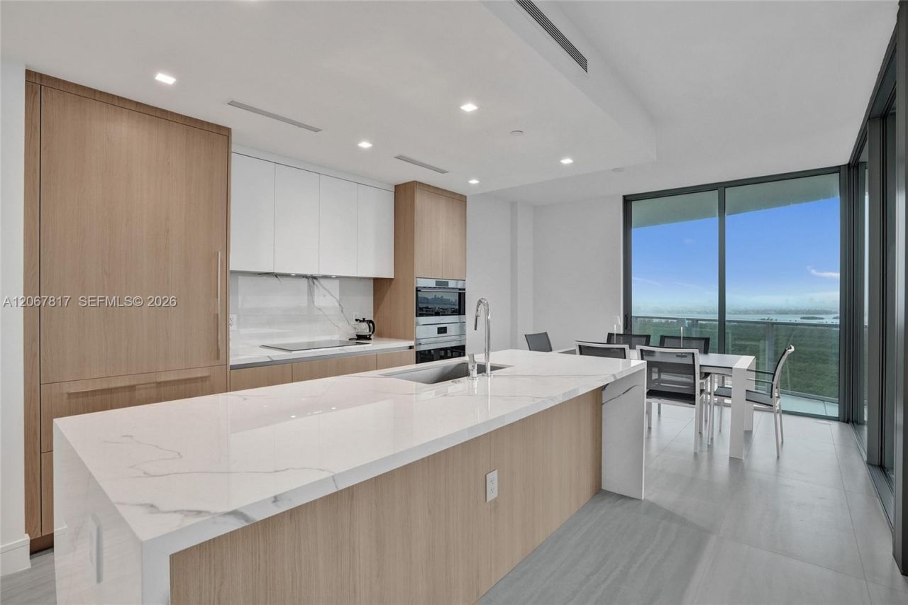 2411 Laguna Cir , Unit 1805, North Miami, FL 33181 Photo