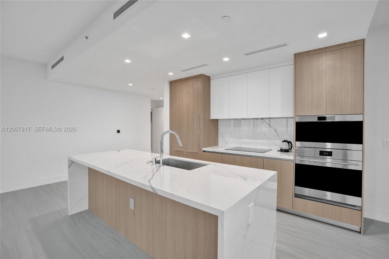 2411 Laguna Cir , Unit 1805, North Miami, FL 33181 Photo