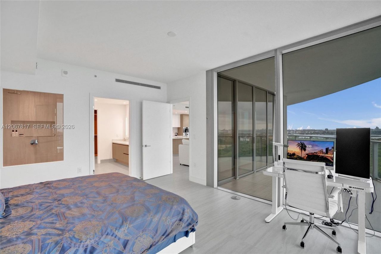 2411 Laguna Cir , Unit 1805, North Miami, FL 33181 Photo