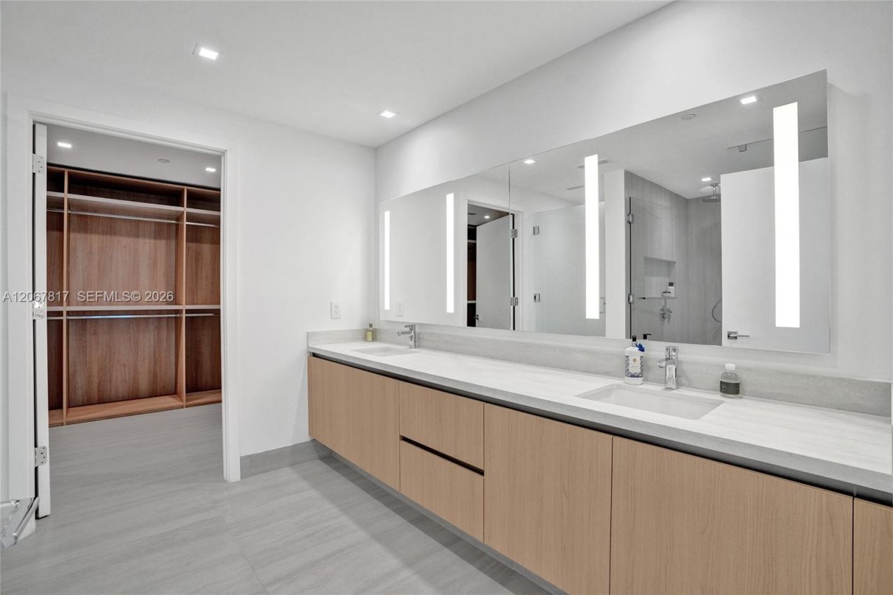 2411 Laguna Cir , Unit 1805, North Miami, FL 33181 Photo