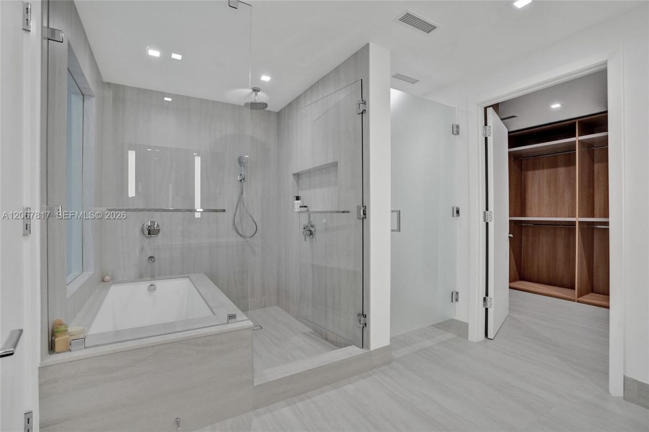 2411 Laguna Cir , Unit 1805, North Miami, FL 33181 Photo