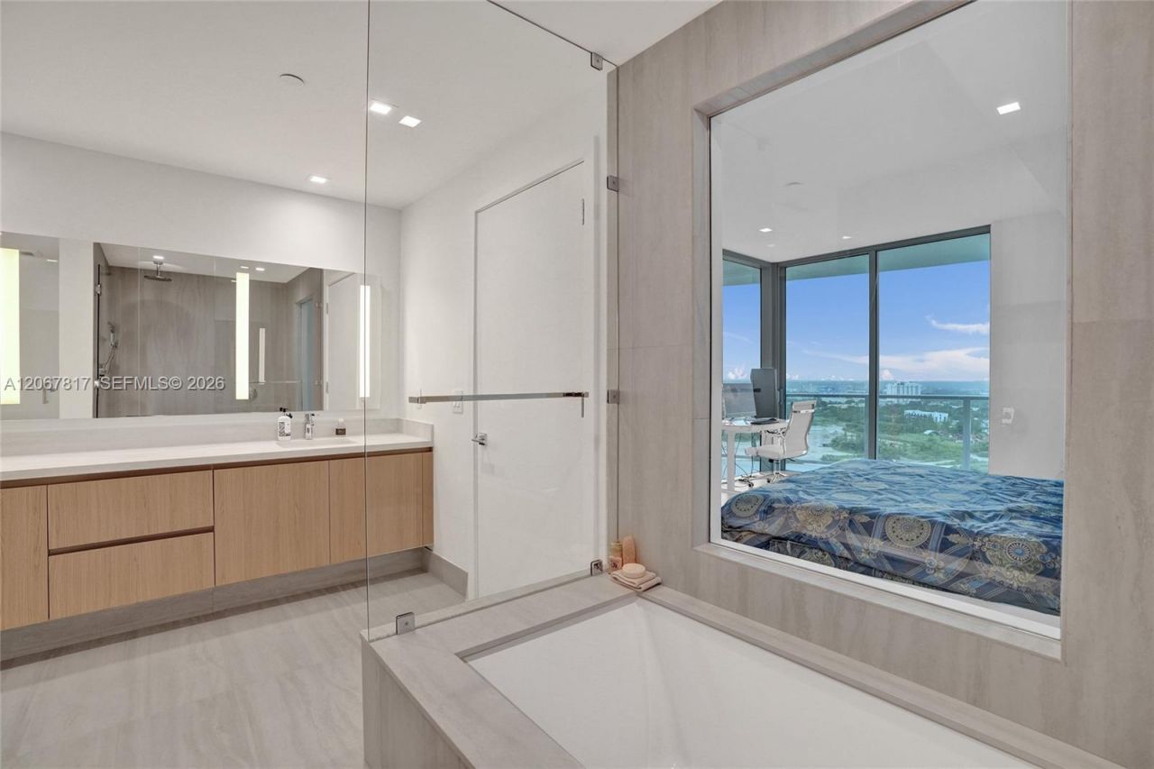 2411 Laguna Cir , Unit 1805, North Miami, FL 33181 Photo
