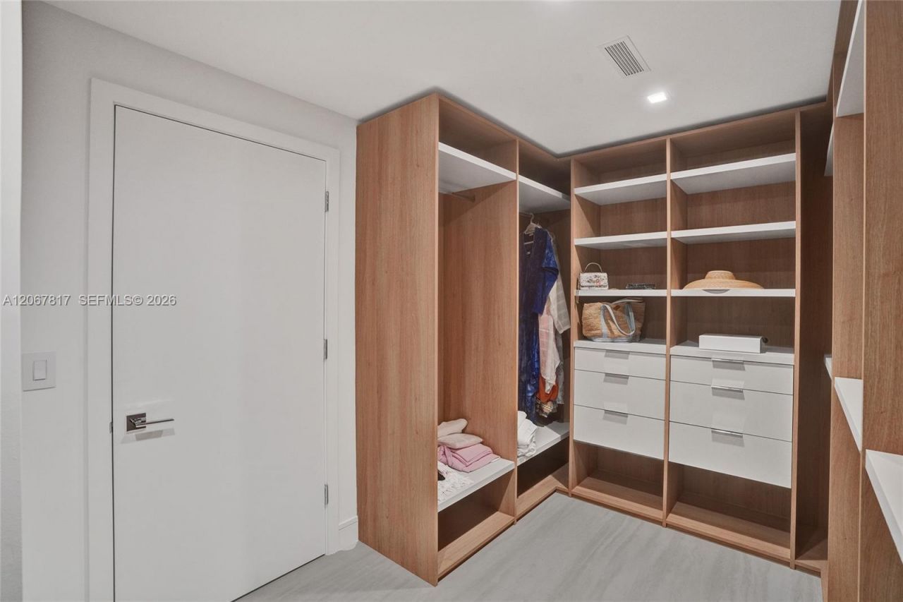 2411 Laguna Cir , Unit 1805, North Miami, FL 33181 Photo
