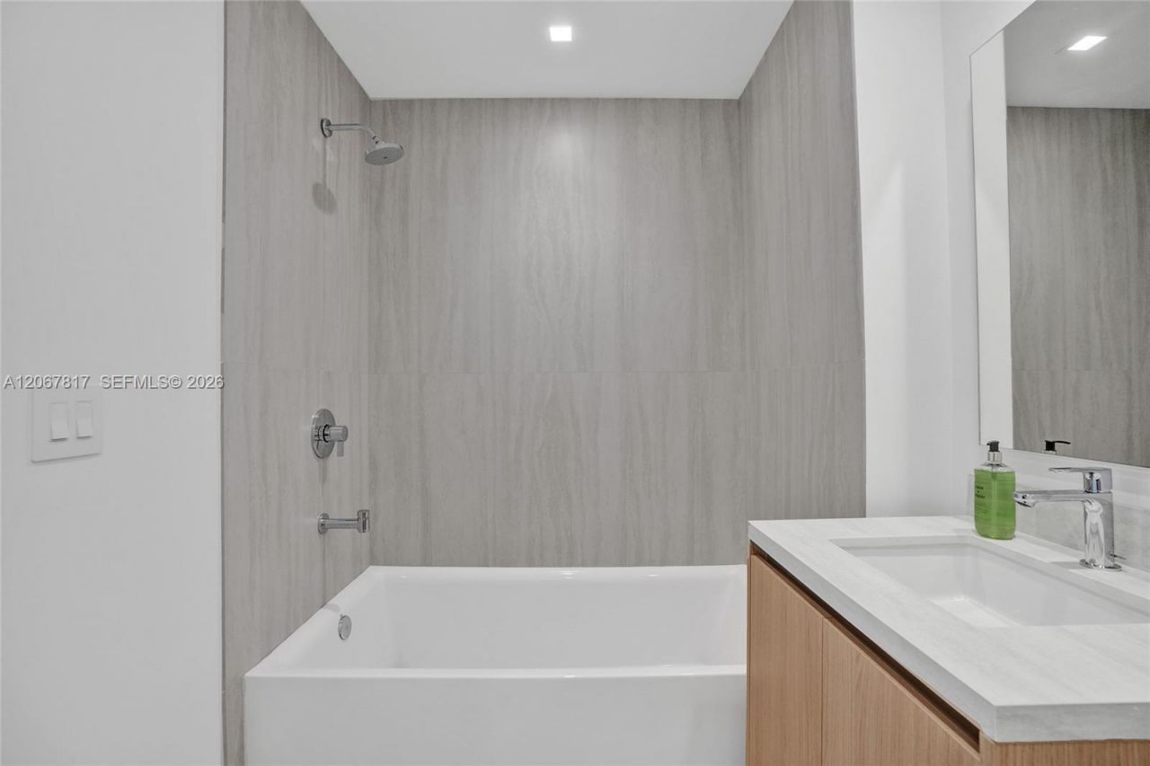 2411 Laguna Cir , Unit 1805, North Miami, FL 33181 Photo