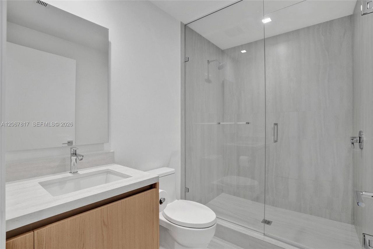 2411 Laguna Cir , Unit 1805, North Miami, FL 33181 Photo