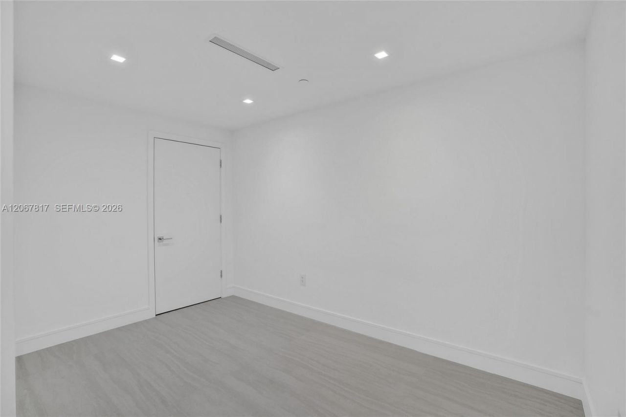 2411 Laguna Cir , Unit 1805, North Miami, FL 33181 Photo