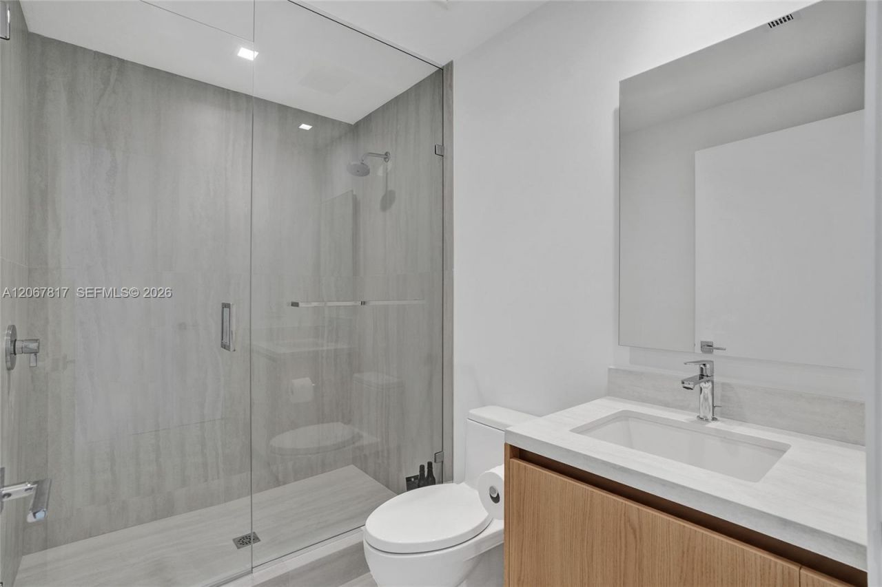2411 Laguna Cir , Unit 1805, North Miami, FL 33181 Photo