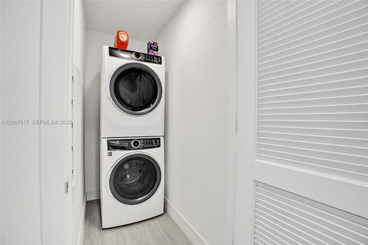 2411 Laguna Cir , Unit 1805, North Miami, FL 33181 Photo