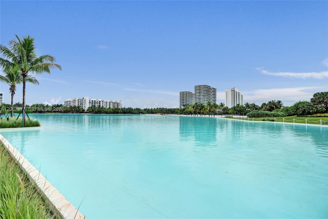 2411 Laguna Cir , Unit 1805, North Miami, FL 33181 Photo