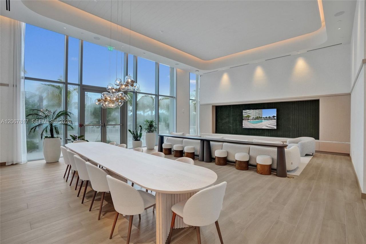 2411 Laguna Cir , Unit 1805, North Miami, FL 33181 Photo