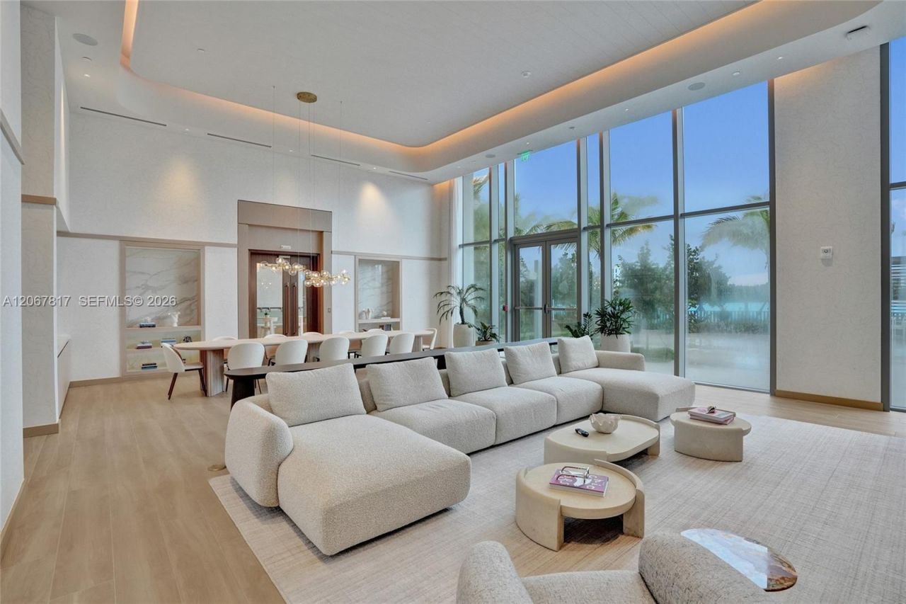 2411 Laguna Cir , Unit 1805, North Miami, FL 33181 Photo