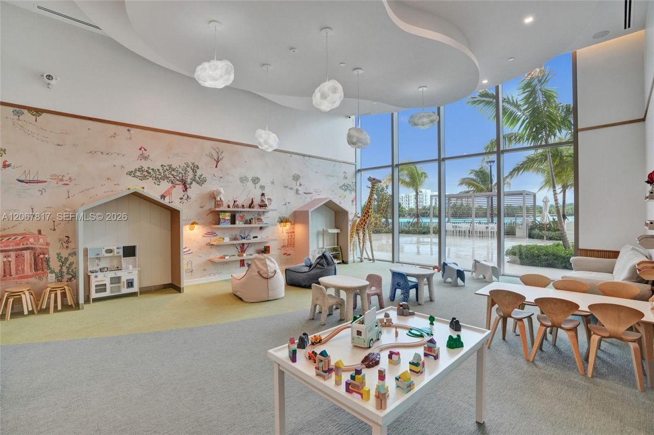 2411 Laguna Cir , Unit 1805, North Miami, FL 33181 Photo