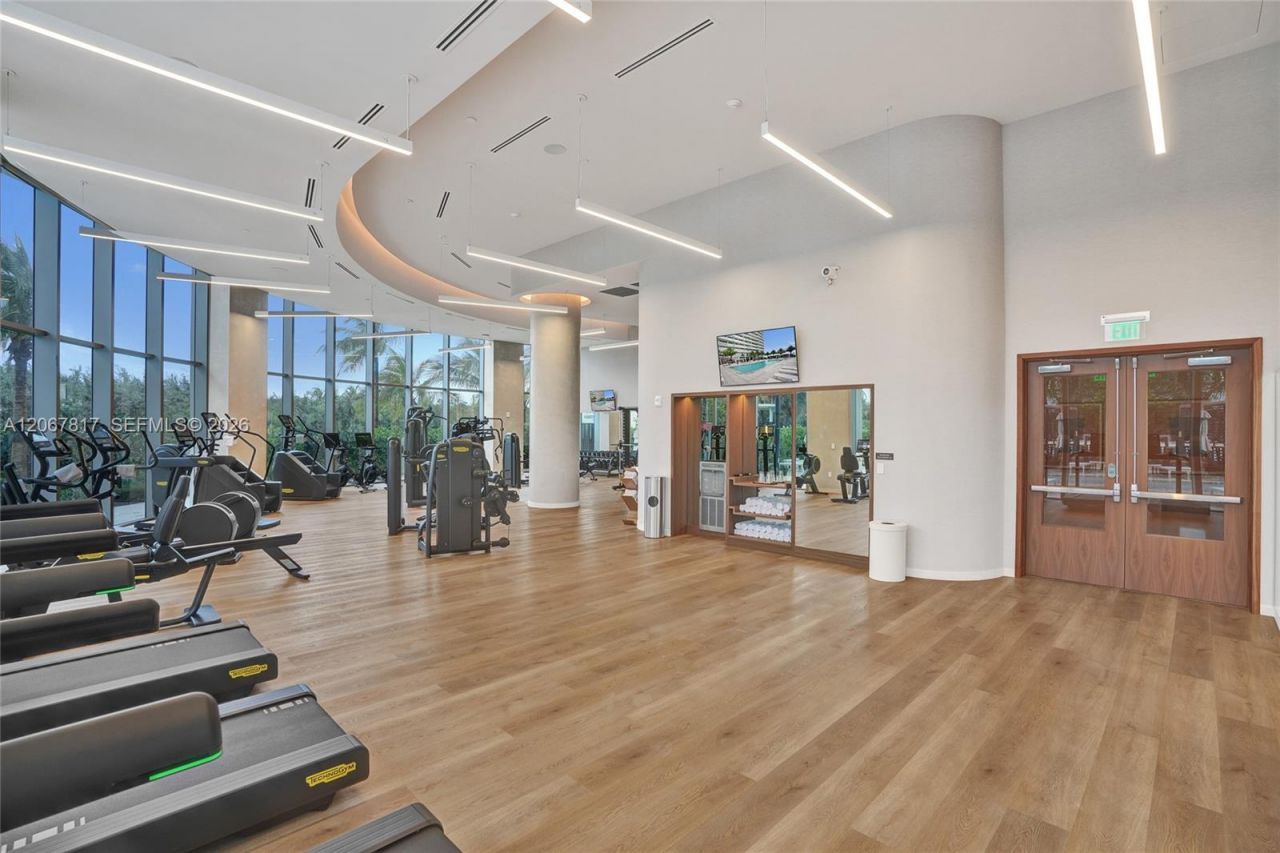 2411 Laguna Cir , Unit 1805, North Miami, FL 33181 Photo