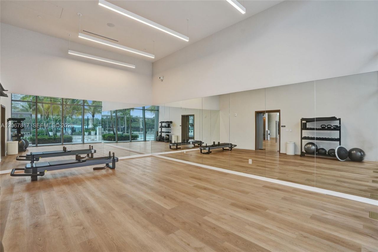 2411 Laguna Cir , Unit 1805, North Miami, FL 33181 Photo