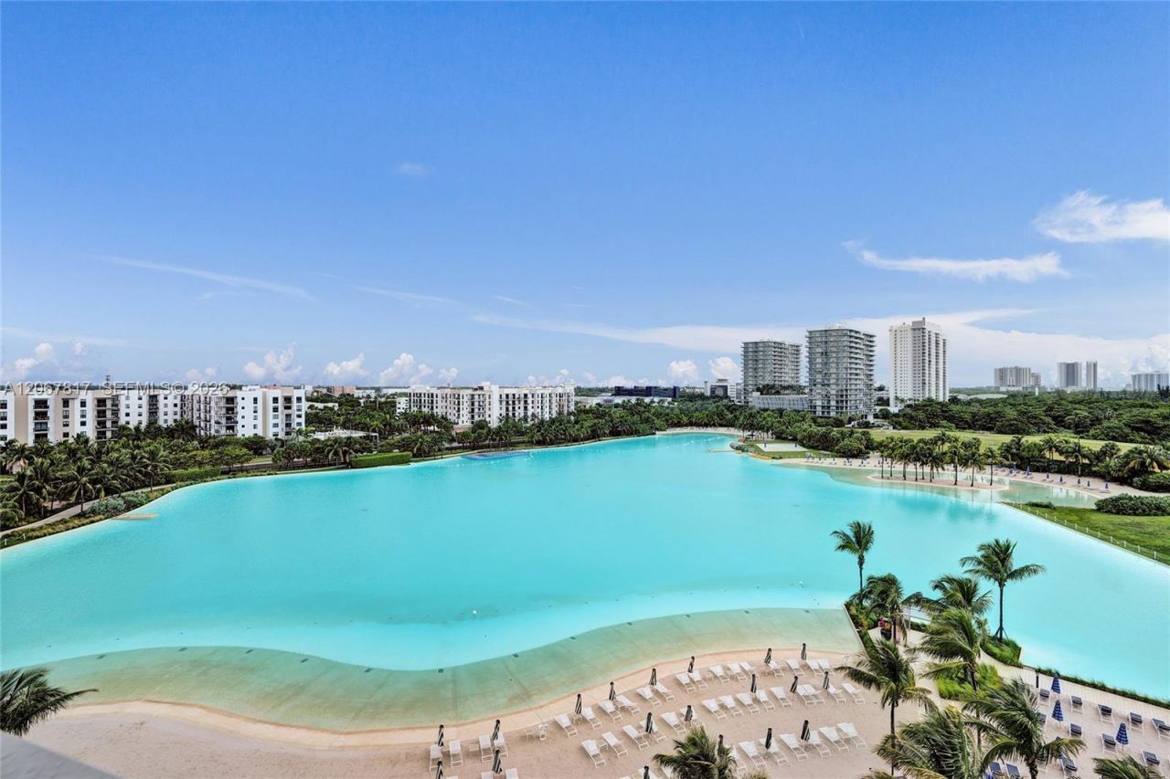 2411 Laguna Cir , Unit 1805, North Miami, FL 33181 Photo
