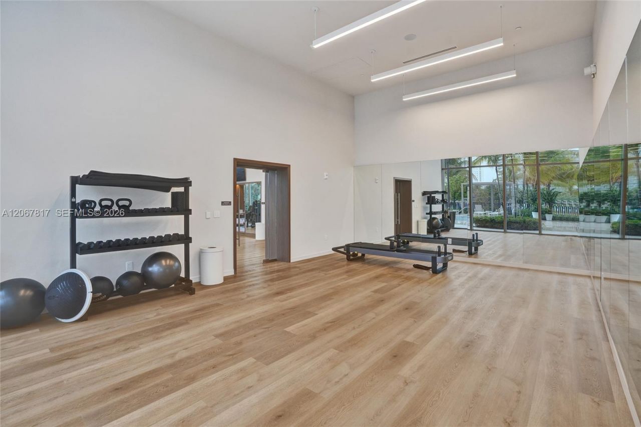 2411 Laguna Cir , Unit 1805, North Miami, FL 33181 Photo