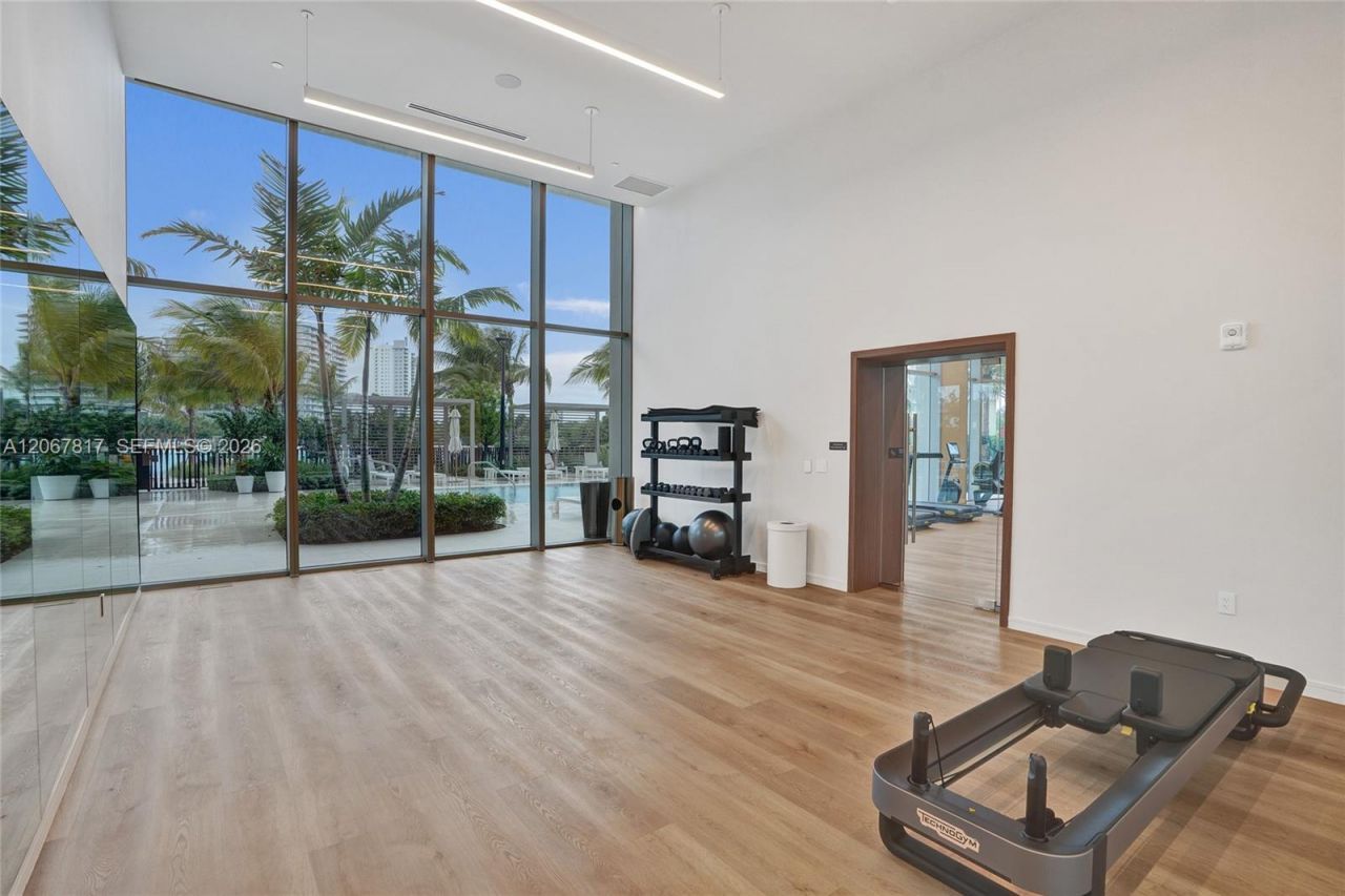 2411 Laguna Cir , Unit 1805, North Miami, FL 33181 Photo