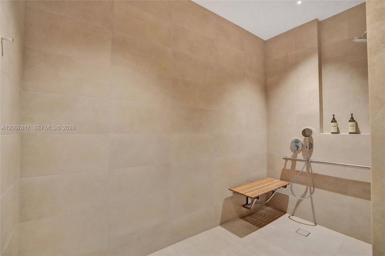 2411 Laguna Cir , Unit 1805, North Miami, FL 33181 Photo