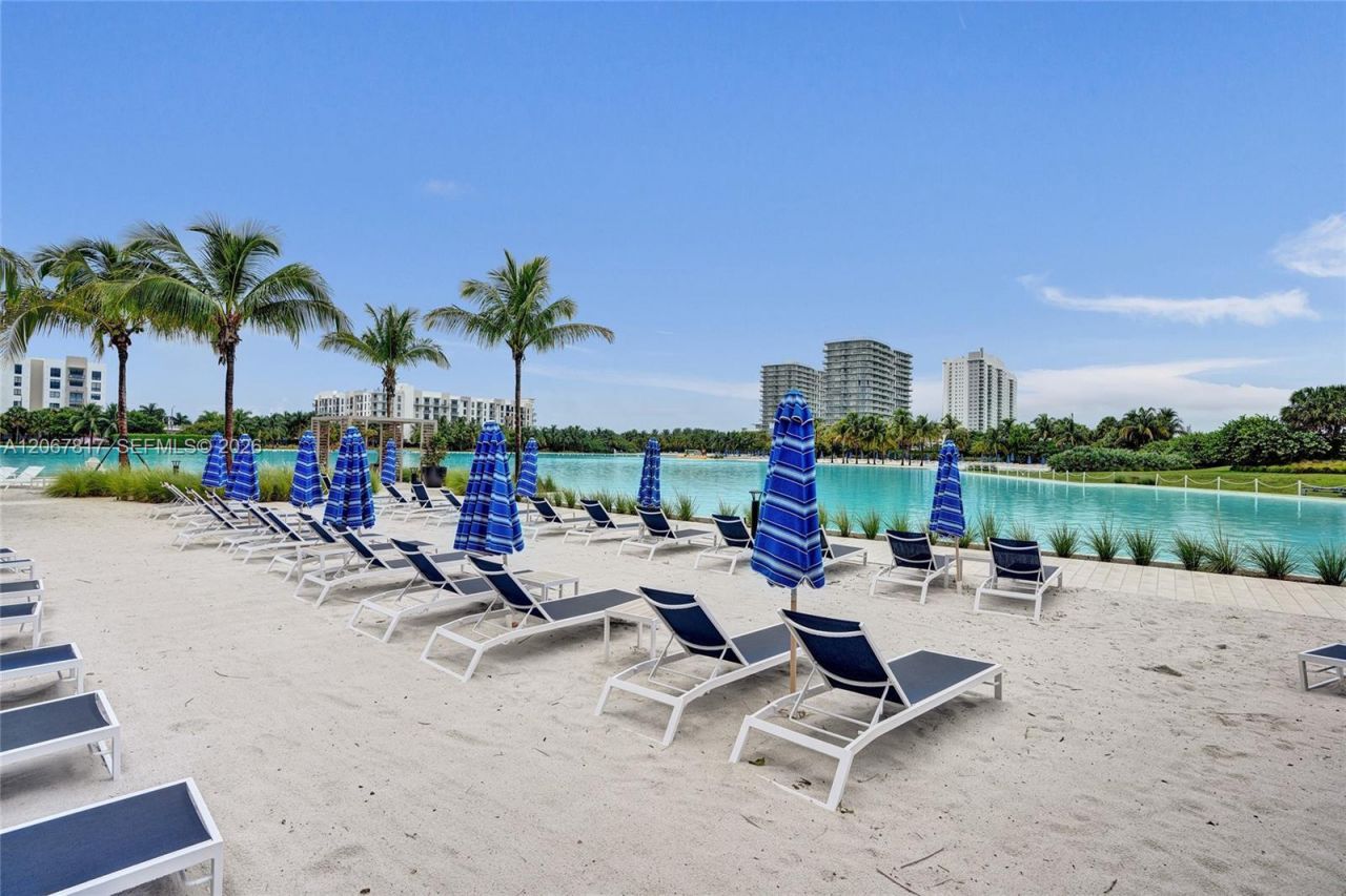 2411 Laguna Cir , Unit 1805, North Miami, FL 33181 Photo