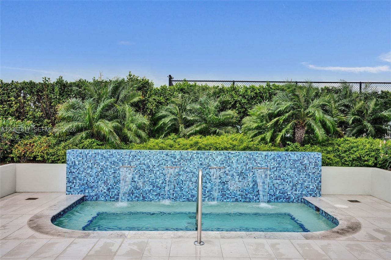 2411 Laguna Cir , Unit 1805, North Miami, FL 33181 Photo