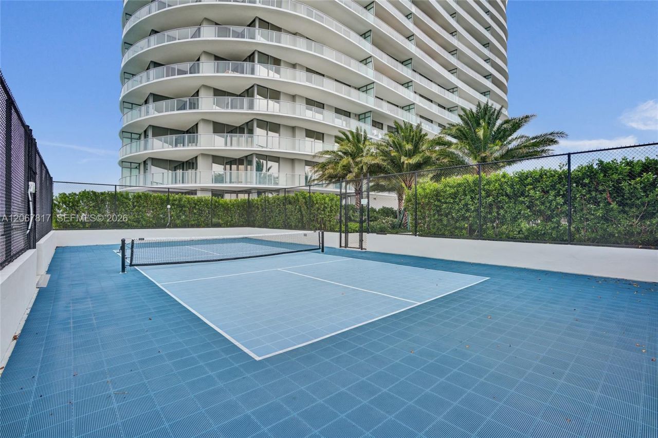 2411 Laguna Cir , Unit 1805, North Miami, FL 33181 Photo