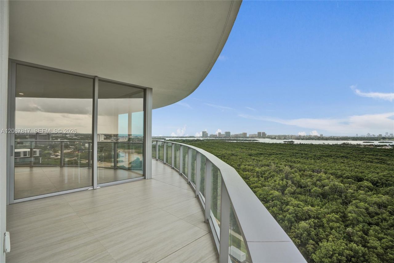 2411 Laguna Cir , Unit 1805, North Miami, FL 33181 Photo