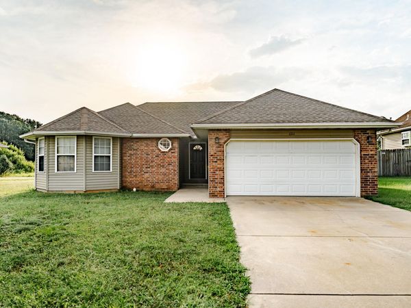 1211 Woodland Ridge Drive , Monett, MO 65708