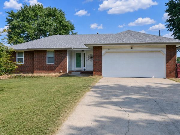 221 E New Melville Road , Willard, MO 65781