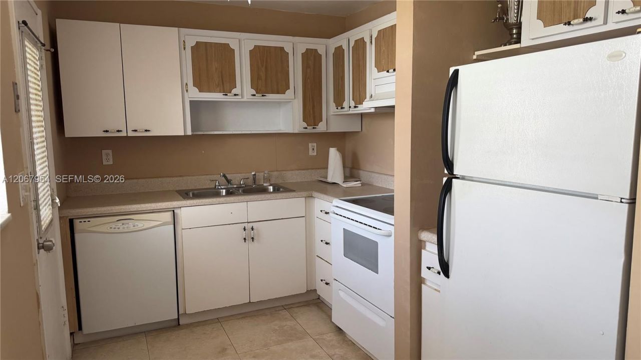 2930 Point East Dr, Unit E312, Aventura, FL 33160 Photo