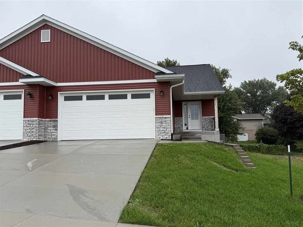 817 Prairie View Dr, West Branch, IA 52358